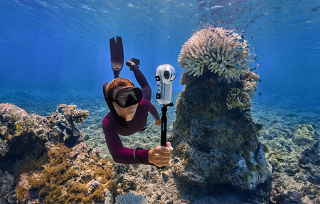 Set with an insta360 x4 camera + memory card