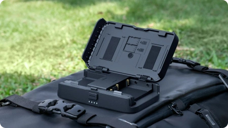 Insta360 Portable Charging Case | oryginalna ładowarka dla różnego rodzaju akumulatorów do kamer Ace / Ace Pro / Ace Pro 2 / X3 / X4 / X4 Air z powerbankiem